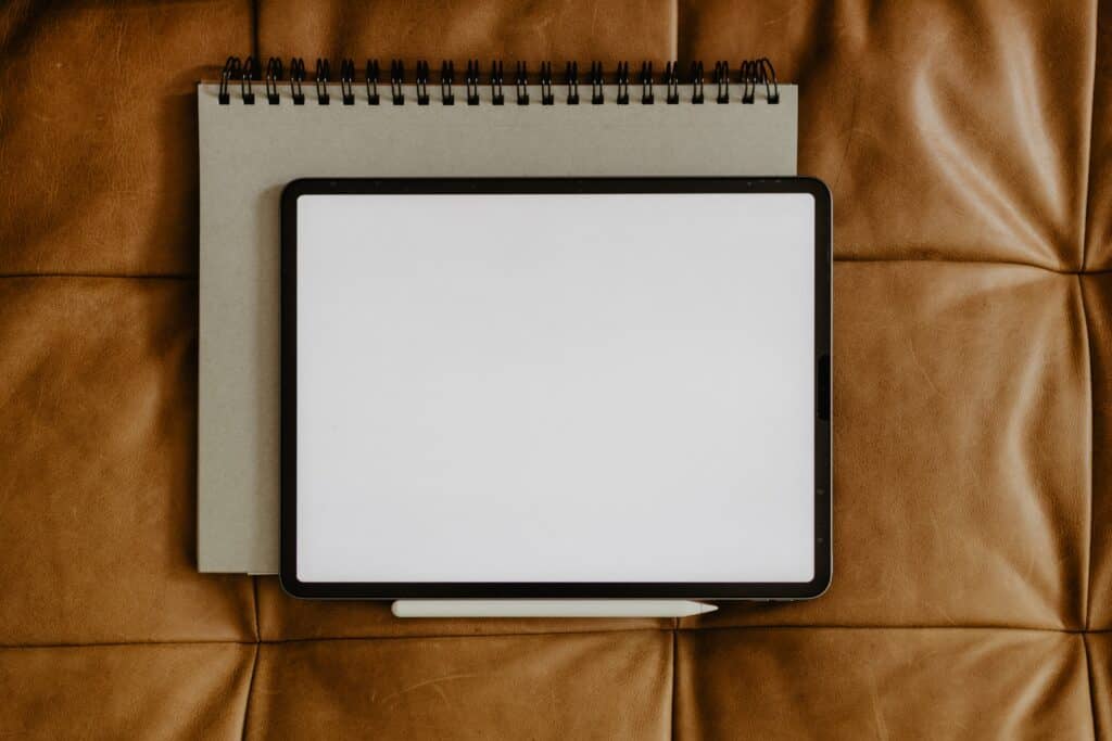Tablet en blanco como un cuaderno en blanco con un lapiz digital debajo