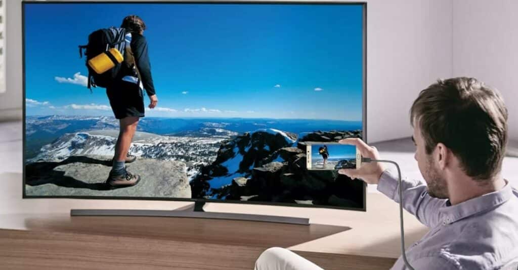Hombre conecta su tablet al televisor mediante MHL