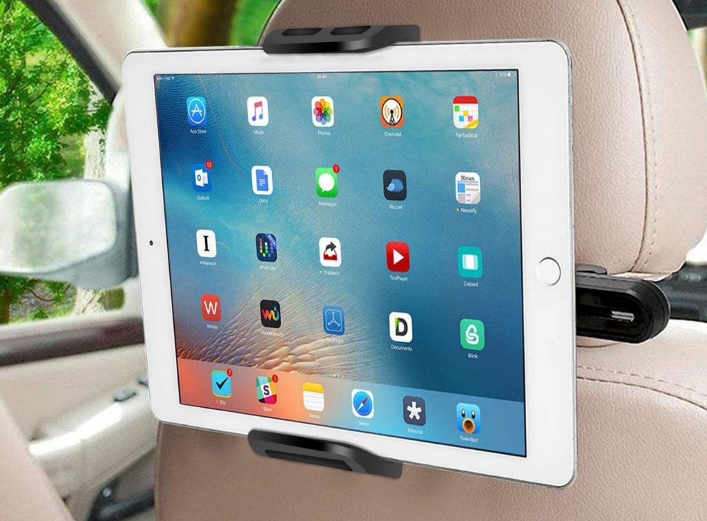 IPad suspendida en soporte para tablet para automóviles 