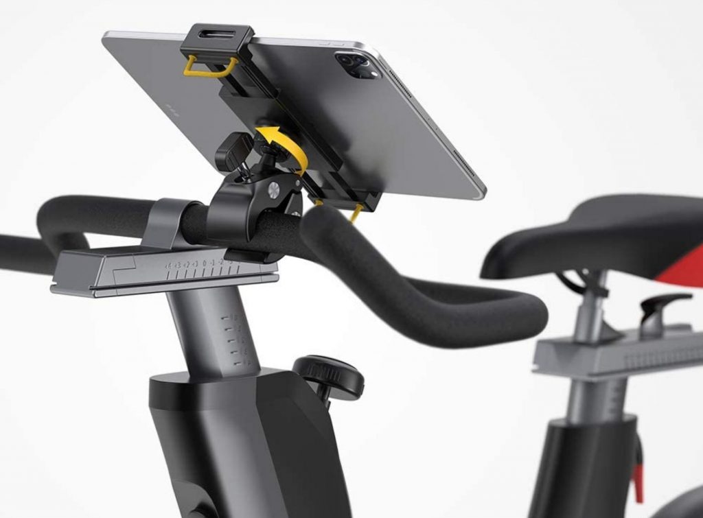 Tablet sobre soporte para bicicleta para hacer ejercicio y seguir sesiones de entrenamiento