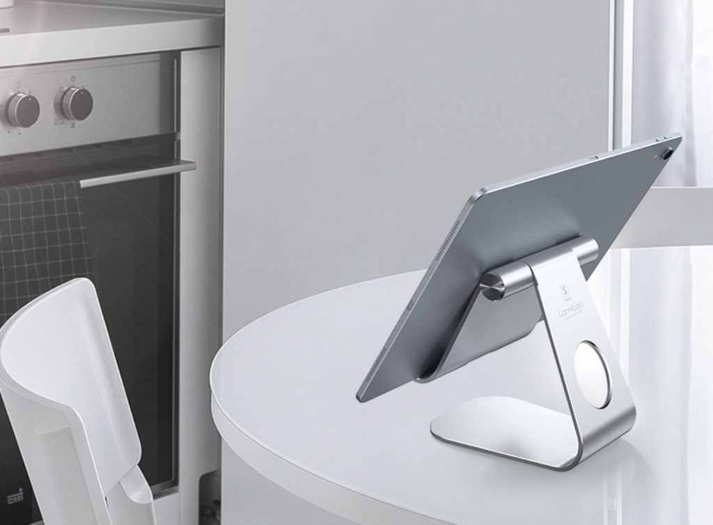 tablet soportada por soporte sin altura en mesa de cocina moderna