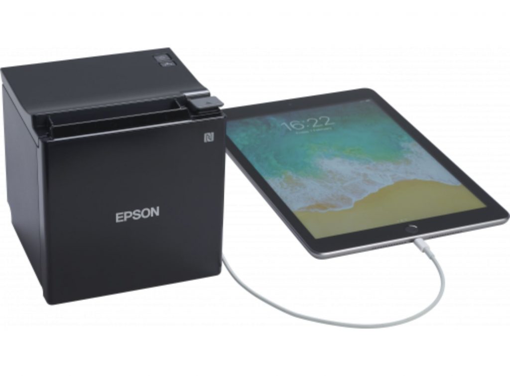 Tablet conectado por medio de un cable a Impresora Epson