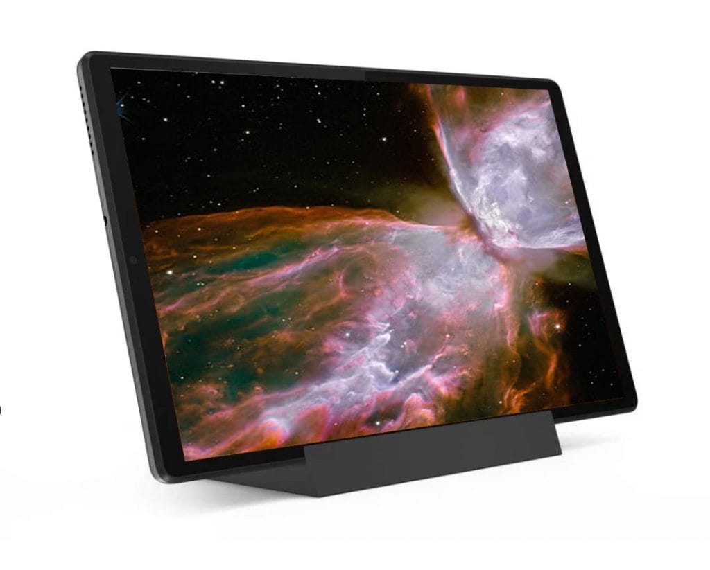 Tablet Lenovo Tab M10 FHD Plus en su base de carga con fondo de galaxia