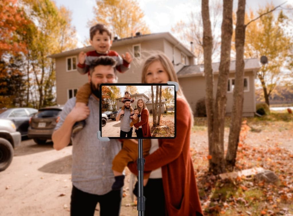 Familia tomándose foto con una Tablet sujeta en un trípode