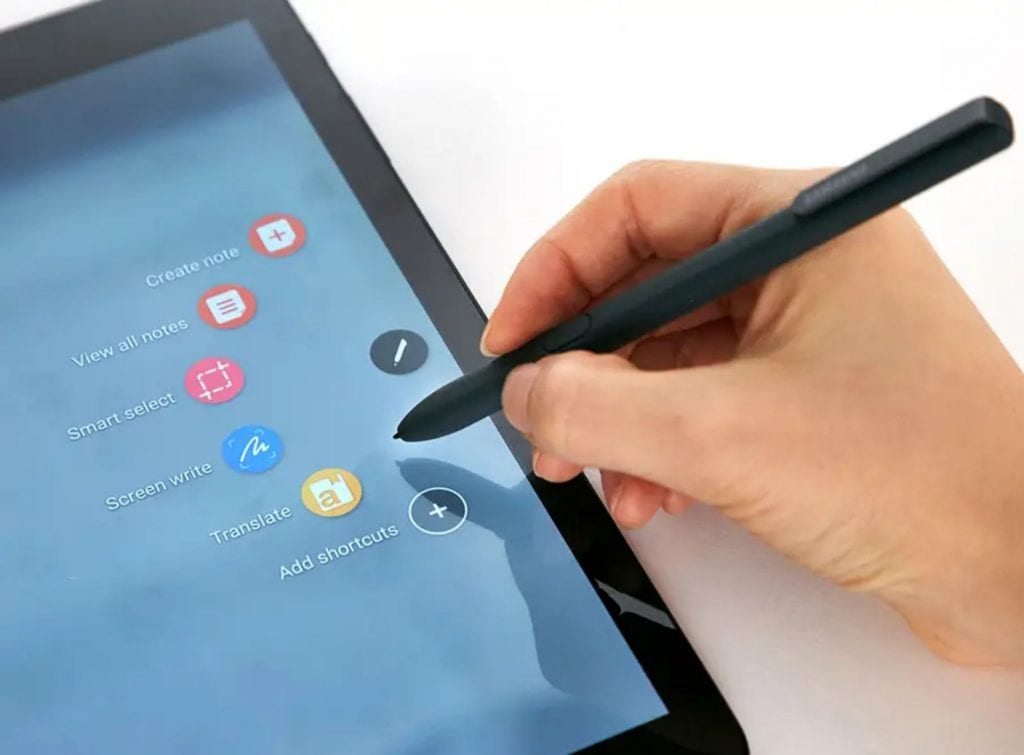 Persona con lápiz Stylus revisando la gama de opciones de la tablet