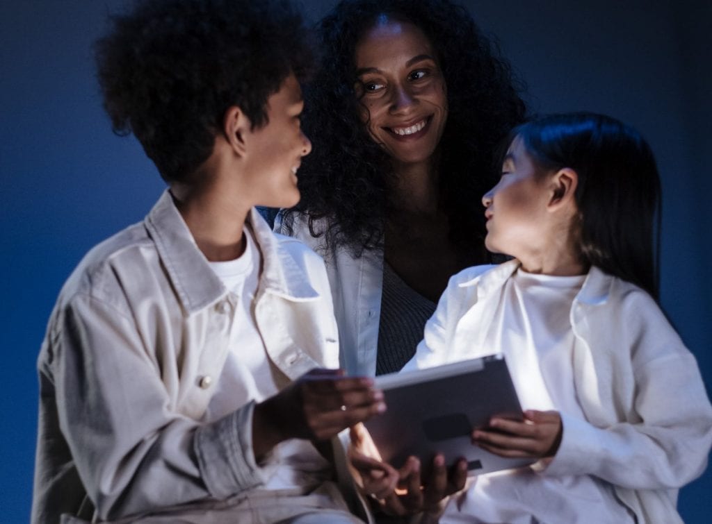 Madre con sus hijos monitorizando el contenido de la tablet