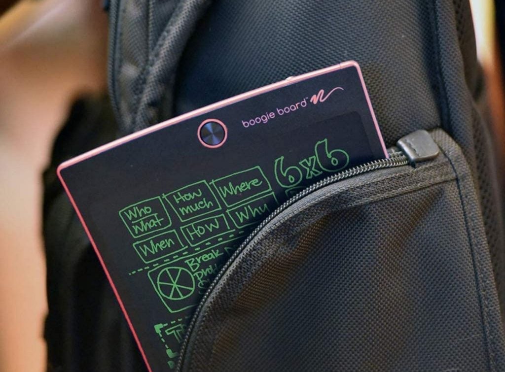 Persona con ewriter en su bolso demostrando la ligereza y portabilidad de tablet de escritura