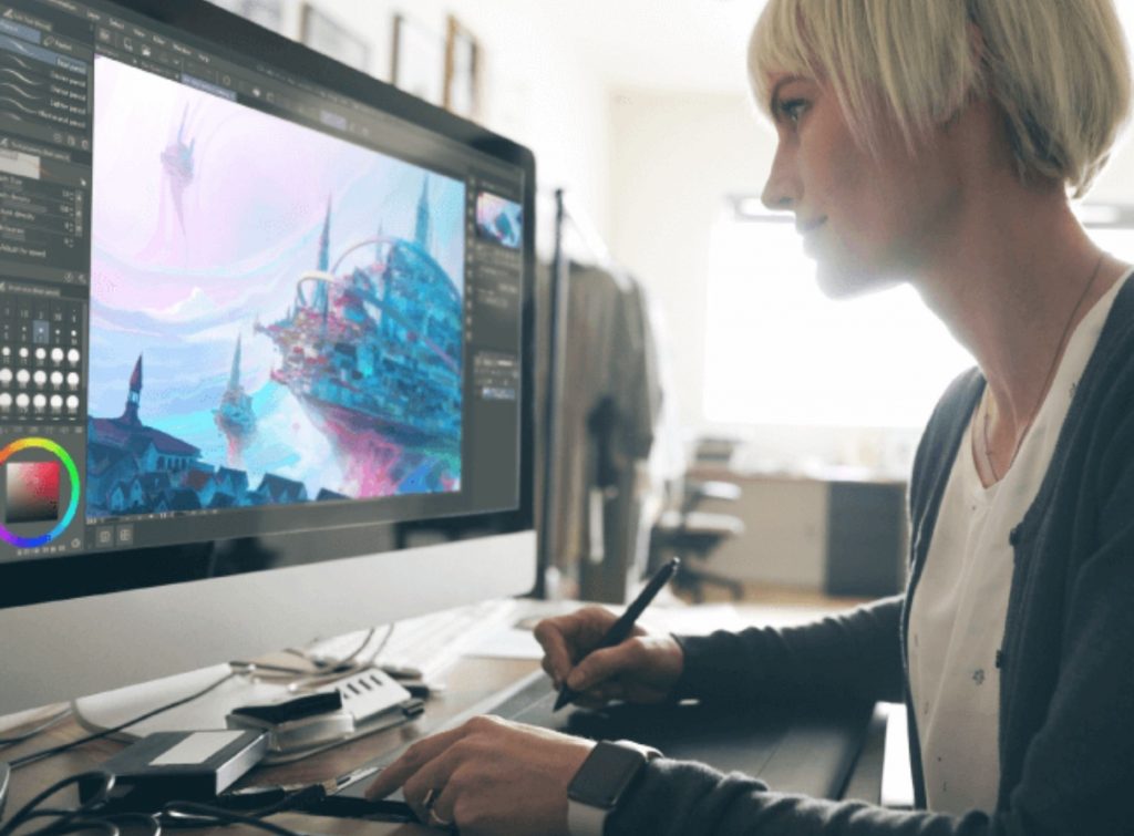 Mujer dibujando con Clip Studio Paint software para dibujar en tableta gráfica